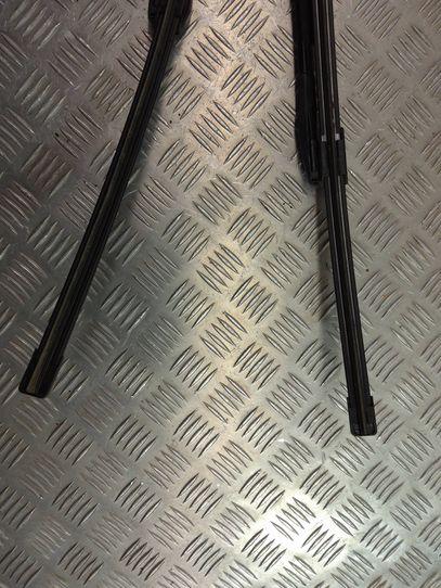 BMW 5 Series F10/F11 (2009-2017) Priekšējie stikla tīrītāji 7182459,7203156 18239315