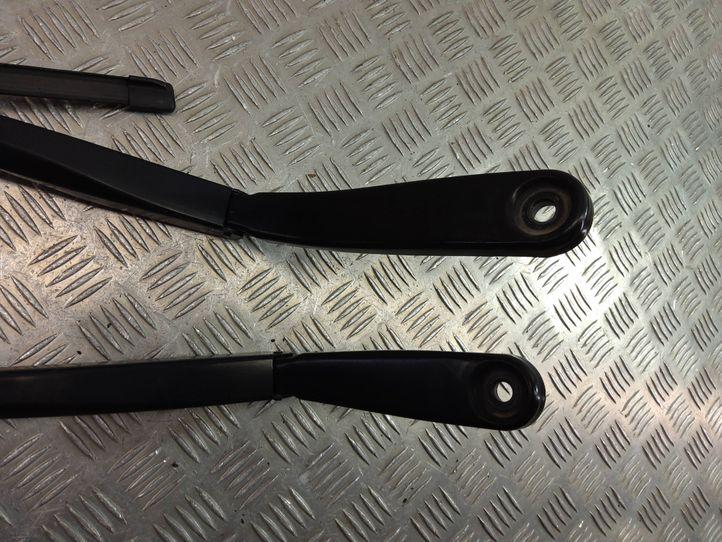 BMW 5 Series F10/F11 (2009-2017) Priekšējie stikla tīrītāji 7182459,7203156 18239315